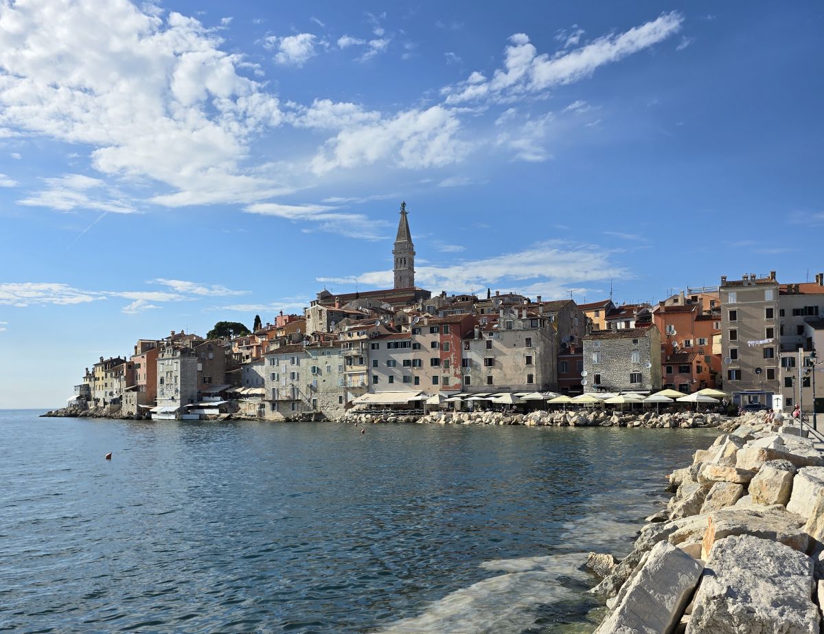 Við höfnina í Rovinj. Turninn á St. Euphemia kirkjunni gnæfir yfir bæinn