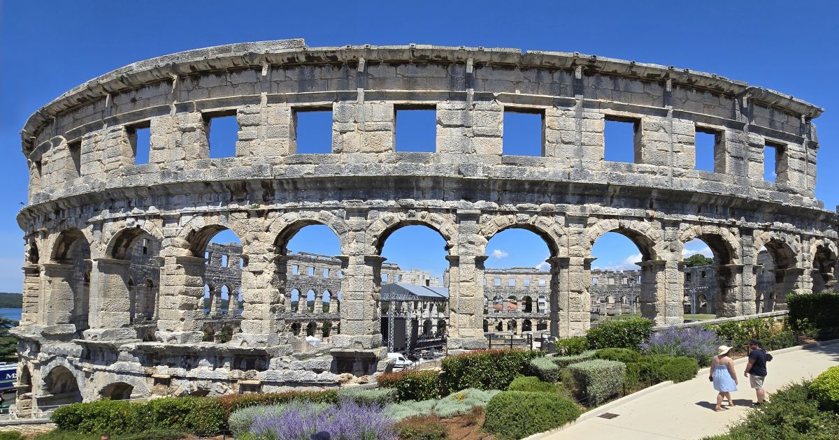 Rómverska hringleikahúsið við höfnina í Pula