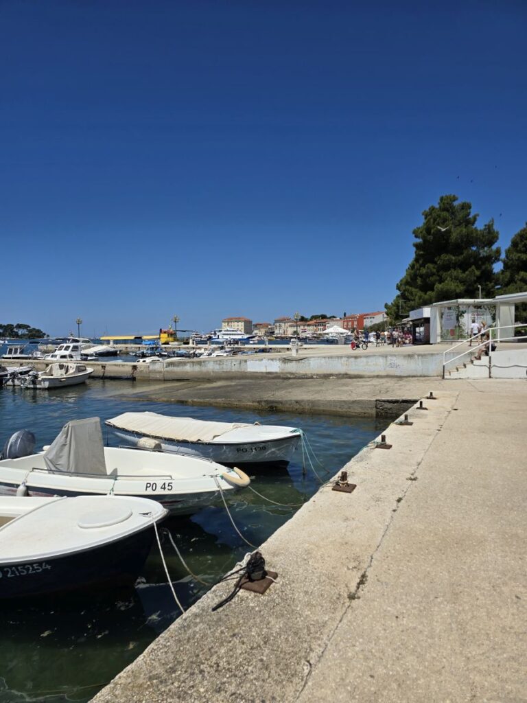 Við höfnina í Poreč